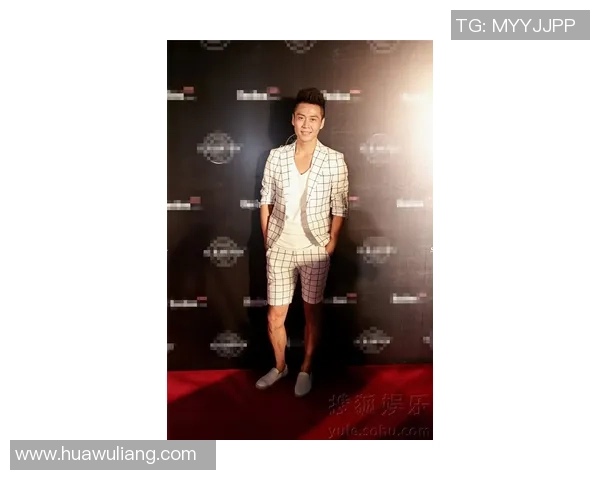 西班牙足球明星身着西装的时尚风采与魅力展示